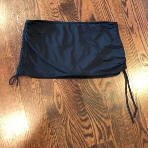 Side cinch swim skirt